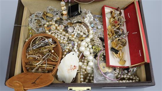 A selection of assorted costume jewellery.
